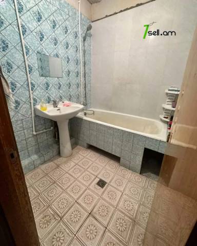 4 սենյականոց բնակարան Երվանդ Քոչարի փողոցում, 85 ք.մ., մի քանի պատշգամբ, 7/9 հարկ