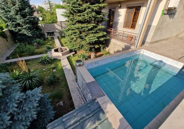 Երեք հարկանի քարե տուն Լուսինե Զաքարյան փողոցում Նորք Մարաշում, 300 քմ, 3+ սանհանգույց