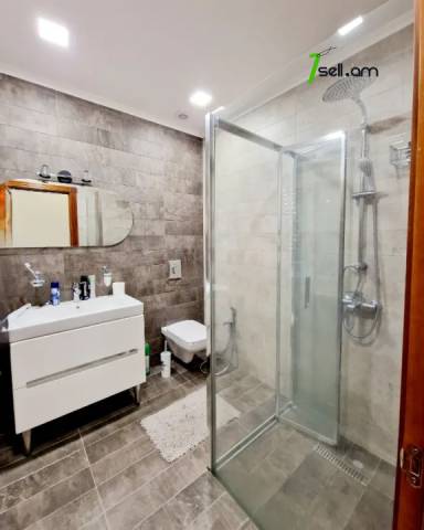 Չորս հարկանի տուն Առինջի 21-րդ փողոցում Առինջում, 950 ք.մ., 3+ սանհանգույց