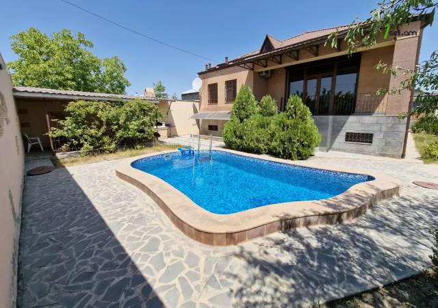 Երկու հարկանի քարե տուն Նուբարաշենի 4-րդ փողոցում Նուբարաշենում, 800 ք.մ., 3+ սանհանգույց