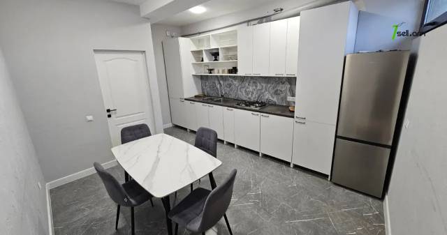 Երեք հարկանի քարե տուն Զաքարիա Քանաքեռցու փողոցում Քանաքեռ Զեյթունում, 250 քմ, 3+ սանհանգույց