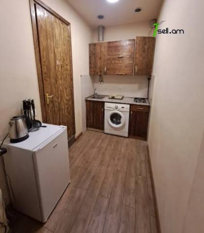 1 սենյականոց բնակարան Կորյունի փողոցում, 40 ք.մ., նախավերջին հարկ, կապիտալ վերանորոգված, քարե շենք