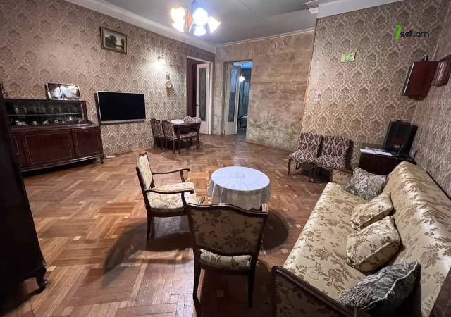 4 սենյականոց բնակարան Արամի փողոցում, 116 ք.մ., 2 սանհանգույց, մի քանի պատշգամբ, 2/5 հարկ, քարե շենք