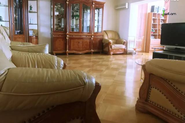 4 սենյականոց բնակարան Արամ Խաչատրյան փողոցում, 113 ք.մ., 3/5 հարկ, կապիտալ վերանորոգված, քարե շենք