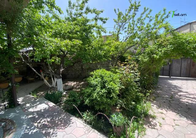 Երկու հարկանի քարե տուն Ռայնիսի փողոցում Քանաքեռ Զեյթունում, 300 քմ, 2 սանհանգույց, եվրովերանորոգված