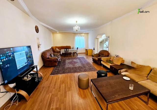 Երեք հարկանի քարե տուն Աջափնյակում, 1200 ք.մ., 2 սանհանգույց, եվրովերանորոգված