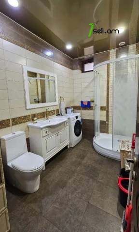 Երկու հարկանի քարե տուն Նվեր Սաֆարյան փողոցում Ավանում, 729 ք.մ., 3+ սանհանգույց