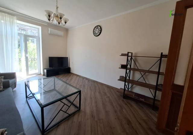 3 սենյականոց բնակարան Չարենցի փողոցում, 90 ք.մ., 3/5 հարկ, 2 սանհանգույց, բարձր առաստաղներ