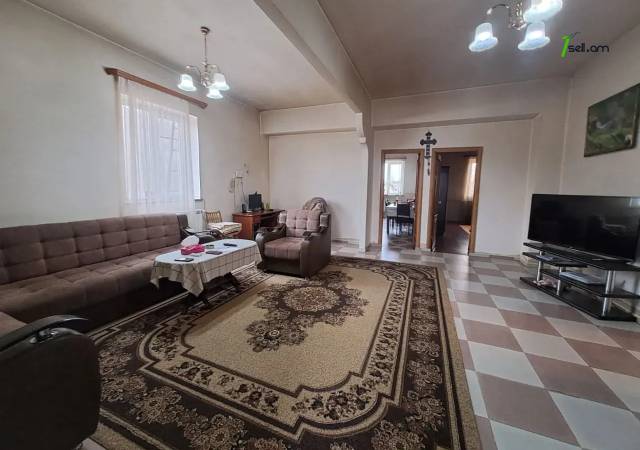 Մեկ հարկանի քարե տուն 5-րդ փողոցում Զովունիում, 350 ք.մ., մասնակի վերանորոգում