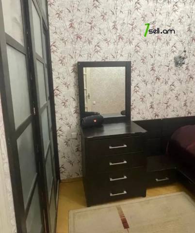 2 սենյականոց բնակարան, Գյուլիքեխվյանի նրբանցք, 65 ք.մ., 2/5 հարկ, կապիտալ վերանորոգված, քարե շենք