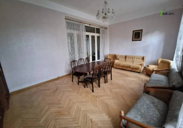 3 սենյականոց բնակարան Մոսկովյան փողոցում, 120 ք.մ., բարձր առաստաղներ, նախավերջին հարկ