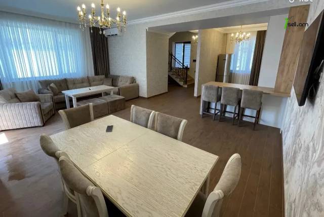 Երկու հարկանի քարե թաունհաուզ, Գ-1 թաղամաս Աջափնյակում, 150 ք.մ., 2 սանհանգույց, եվրովերանորոգված