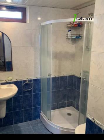 2 սենյականոց բնակարան Դերենիկ Դեմիրճյանի փողոցում, 90 ք.մ., 2/5 հարկ, կապիտալ վերանորոգված