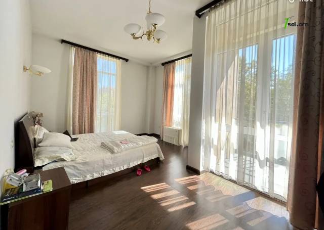 Ընդարձակ 4 սենյականոց բնակարան նորակառույց շենքում Արամի փողոցում, 255 ք.մ., 3+ սանհանգույց