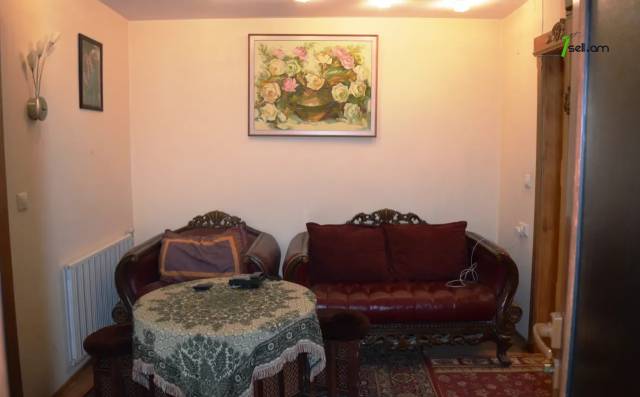 3 սենյականոց բնակարան, Գործարանային նրբանցք, 84 քմ, 2/5 հարկ, կապիտալ վերանորոգված, քարե շենք