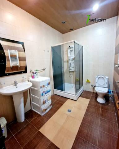 Երկու հարկանի քարե տուն Դավիթ Բեկի փողոցում Էրեբունիում, 1000 քմ, 3+ սանհանգույց