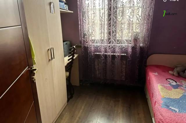 4 սենյականոց բնակարան Թոթովենցի փողոցում, 78 ք.մ., 3/5 հարկ, կապիտալ վերանորոգված, քարե շենք