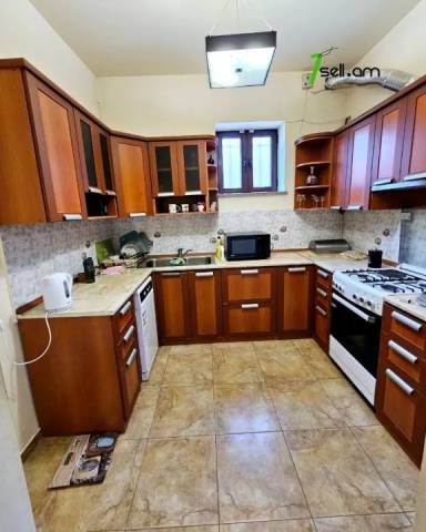 Երեք հարկանի քարե տուն Բագրևանդի 44-րդ փողոցում Նոր Նորքում, 1340 ք.մ., 3+ սանհանգույց