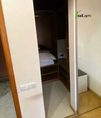 3 սենյականոց բնակարան Էրեբունու փողոցում, 64 քմ, 3/5 հարկ, եվրովերանորոգված, քարե շենք