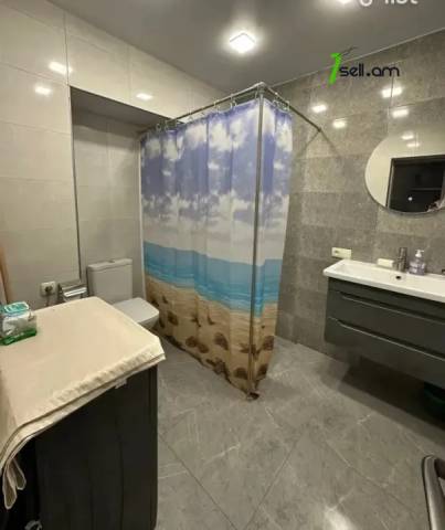 2 սենյականոց բնակարան Արամ Խաչատրյան փողոցում, 55 ք.մ., մի քանի պատշգամբ, նախավերջին հարկ