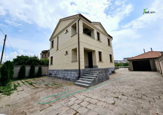 Երկու հարկանի քարե տուն Ջրվեժում, 1400 ք.մ., 3+ սանհանգույց, կապիտալ վերանորոգված