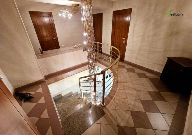 4 սենյականոց բնակարան Վարդանանց փողոցում, 140 ք.մ., 2 սանհանգույց, 5/10 հարկ, կապիտալ վերանորոգված