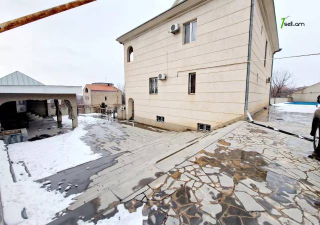 Չորս հարկանի քարե տուն Արաբկիր փողոցում Քասախում, 1000 ք.մ., 3+ սանհանգույց, եվրովերանորոգված