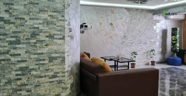 3 սենյականոց բնակարան Պարույր Սևակի փողոցում, 84 ք.մ., 2 սանհանգույց, եվրովերանորոգված, քարե շենք