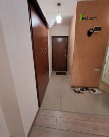 2 սենյականոց բնակարան Եզնիկ Կողբացու փողոցում, 50 ք.մ., 1/11 հարկ, կոսմետիկ վերանորոգում