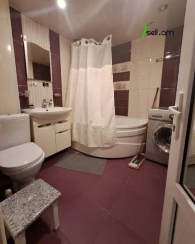 3 սենյականոց բնակարան Լենինգրադյան փողոցում, 75 ք.մ., 2 սանհանգույց, բարձր առաստաղներ, 3/5 հարկ