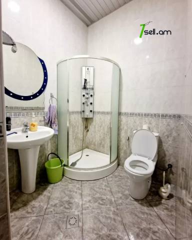 Երկու հարկանի քարե տուն, Դուրյան թաղամաս Ավանում, 2400 ք.մ., 3+ սանհանգույց, մեծ հողամաս