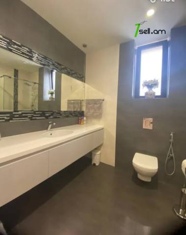 Երեք հարկանի տուն Մարշալ Բաբաջանյան փողոցում Ավանում, 715 քմ, 3+ սանհանգույց