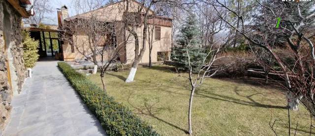 Երկու հարկանի քարե տուն, Բարեկամության փողոցի 2-րդ նրբանցք Նոր Նորքում, 800 ք.մ., 2 սանհանգույց