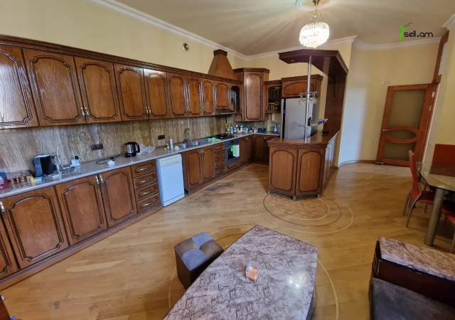 Երեք հարկանի քարե տուն Գևորգ Հովսեփյանի փողոցում Նորք Մարաշում, 1900 քմ, 3+ սանհանգույց