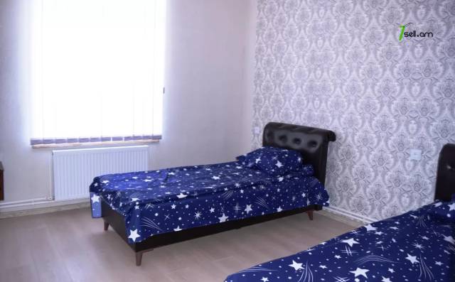 4 սենյականոց բնակարան Ռուսթավելի փողոցում, 100 ք.մ., 2/2 հարկ, 2 սանհանգույց, կապիտալ վերանորոգված