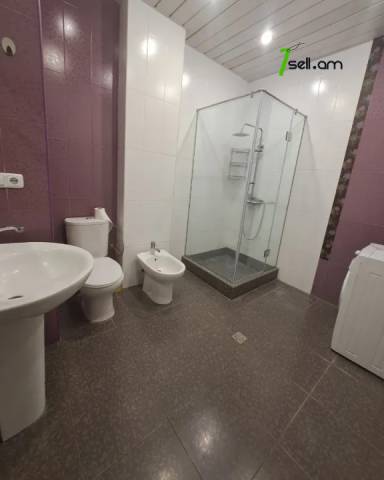 3 սենյականոց բնակարան նորակառույց շենքում Ռոստոմի փողոցում, 136 ք.մ., 2 սանհանգույց