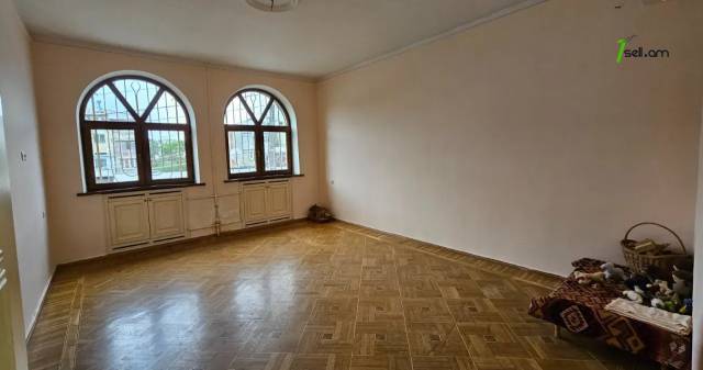 Երեք հարկանի քարե տուն Ազատության պողոտայում Արաբկիրում, 900 քմ, 3+ սանհանգույց