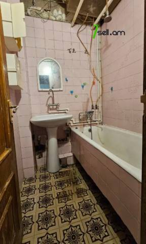 3 սենյականոց բնակարան Արտեմ Միկոյան փողոցում, 80 ք.մ., 3/5 հարկ, կապիտալ վերանորոգված, քարե շենք