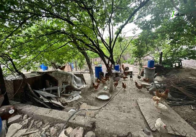 Երկու հարկանի քարե տուն Զովունի 6 փողոցում Զովունիում, 307 քմ, կոսմետիկ վերանորոգում