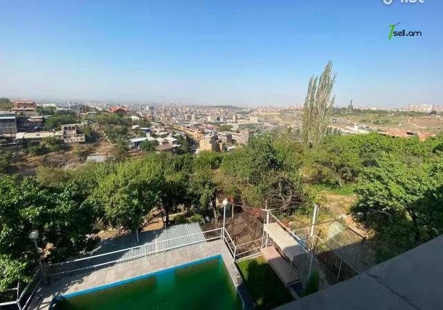 Երեք հարկանի քարե տուն Սերո Խանզադյան փողոցում Նորք Մարաշում, 370 ք.մ., 3+ սանհանգույց, մեծ հողամաս