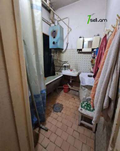 3 սենյականոց բնակարան Վարդանանց փողոցում, 90 ք.մ., մի քանի պատշգամբ, քարե շենք