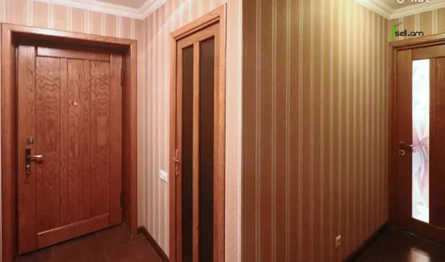 3 սենյականոց բնակարան Հանրապետության փողոցում, 83 ք.մ., 3/5 հարկ, եվրովերանորոգված, քարե շենք