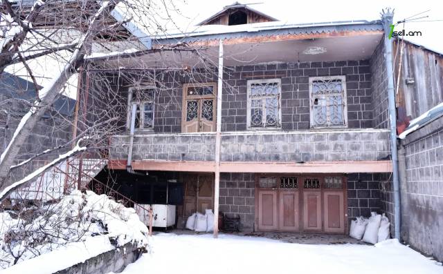 Երկու հարկանի քարե տուն Սուրեն Մատնիշյանի փողոցում Գյումրիում, 250 ք.մ.