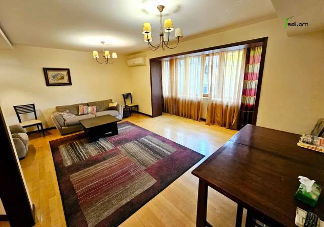 3 սենյականոց բնակարան Հանրապետության փողոցում, 100 քմ, 2/6 հարկ, կապիտալ վերանորոգված, քարե շենք