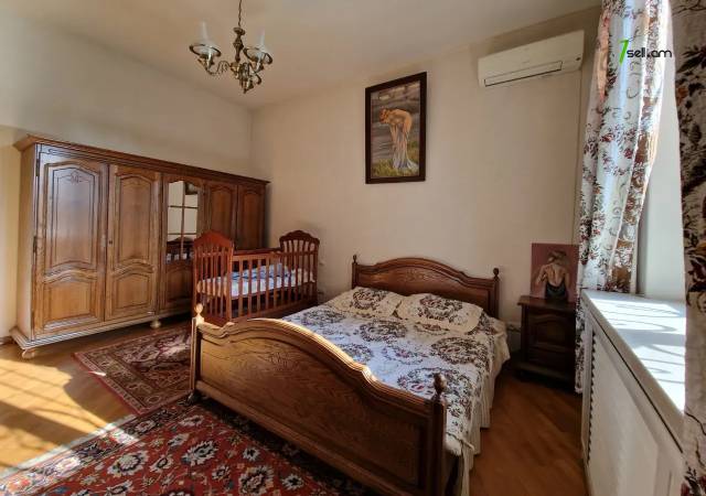 Երեք հարկանի քարե տուն Լուսինե Զաքարյան փողոցում Նորք Մարաշում, 300 քմ, 3+ սանհանգույց