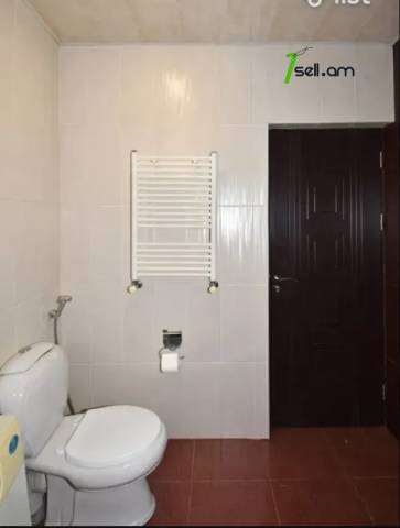 3 սենյականոց բնակարան նորակառույց շենքում Աղբյուր Սերոբի փողոցում, 130 ք.մ., 2 սանհանգույց