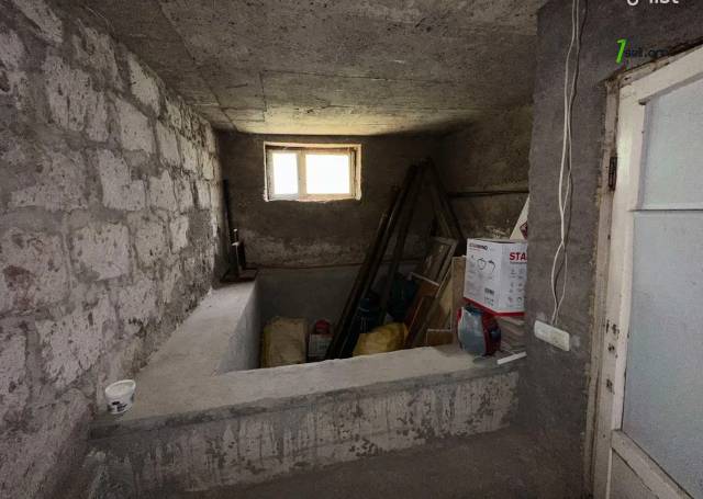 Երեք հարկանի քարե ամառանոց 16-րդ փողոցում Գետամեջում, 148 ք.մ., 2 սանհանգույց, մասնակի վերանորոգում