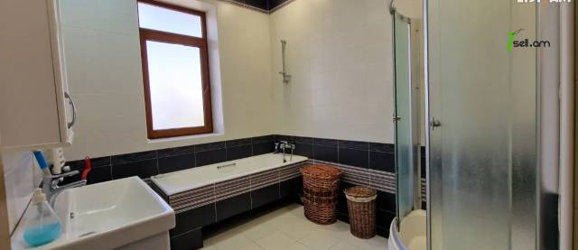 Երեք հարկանի քարե տուն Մելքումովի փողոցում Դավիթաշենում, 600 քմ, 3+ սանհանգույց, եվրովերանորոգված