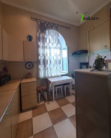 2 սենյականոց բնակարան Մարշալ Բաղրամյան պողոտայում, 67 ք.մ., կապիտալ վերանորոգված, քարե շենք