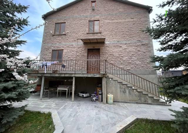 Երեք հարկանի քարե տուն Առինջի 17-րդ փողոցում Առինջում, 360 ք.մ., 3+ սանհանգույց